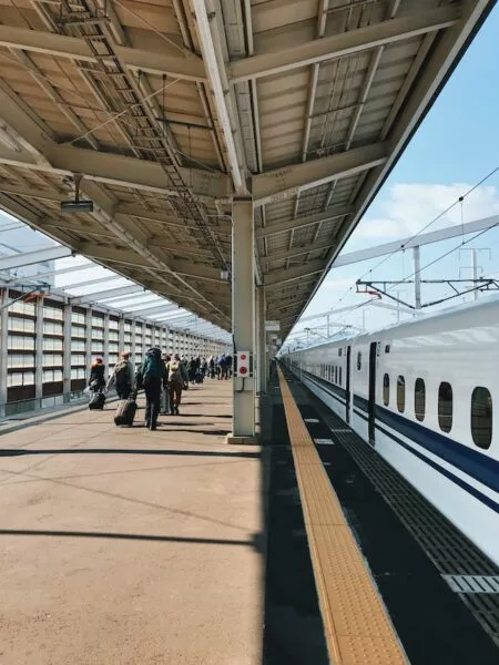 Ein Bahnsteig in Japan, an dem ein weißer Zug steht