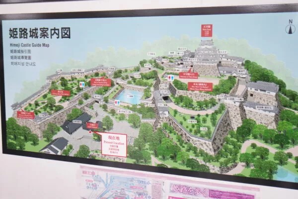 Eine Karte zeigt die Übersicht der Burganlage von Himeji