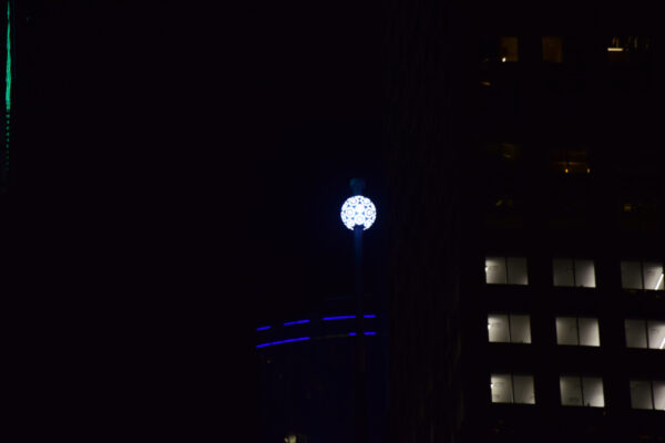 Der leuchtende Ball am Times Square in der Nacht