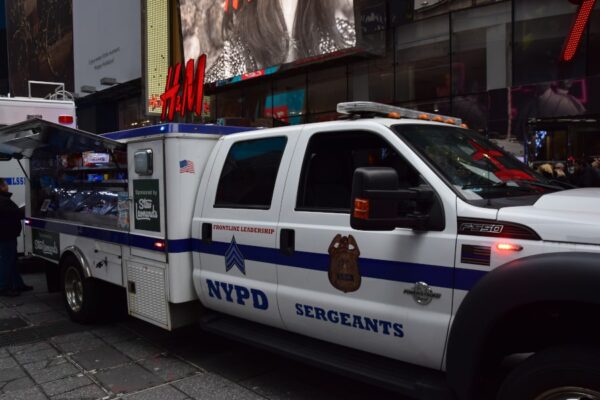 Ein NYPD Sergants Auto vor einer Shopping-Zeile in New York, an dem du Essen und Trinken bekommst