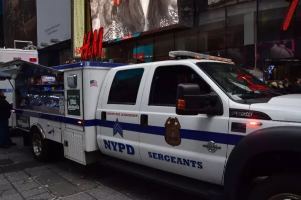 Ein NYPD Sergants Auto vor einer Shopping-Zeile in New York, an dem du Essen und Trinken bekommst