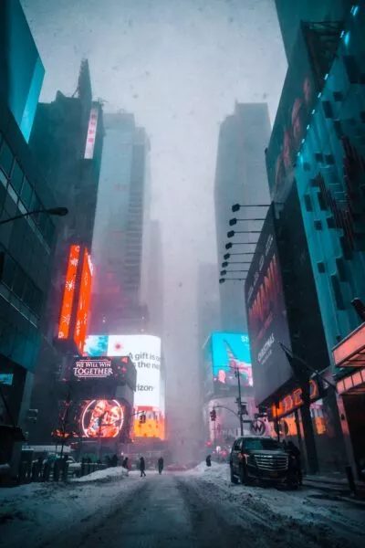 Der Times Square in New York mit leuchtenden Reklameschildern im Schnee