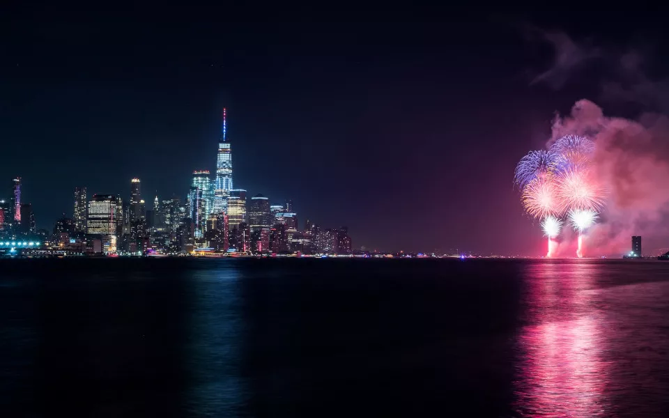 Das Feuerwerk über dem Hudson River zu Silvester in New York