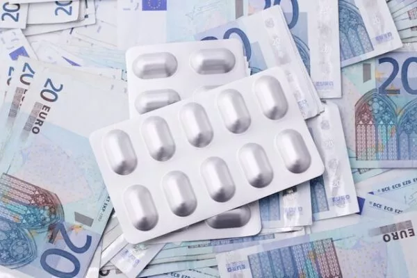 Auf einigen 20-Euro-Geldscheinen liegen zwei Tabletten-Blister