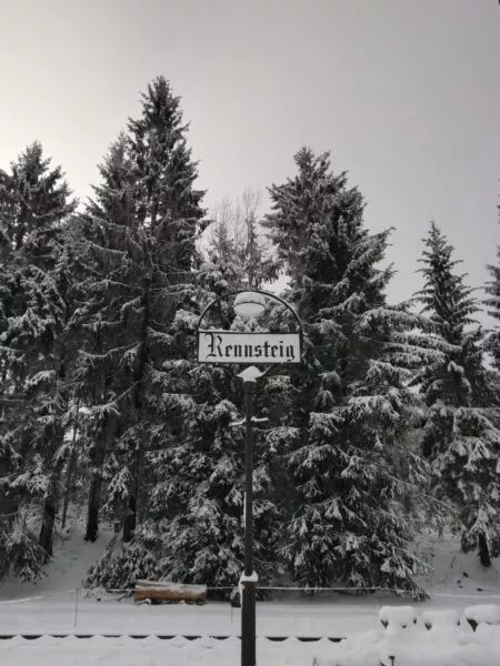 Das Schild vom Bahnhof Rennsteig im Schnee