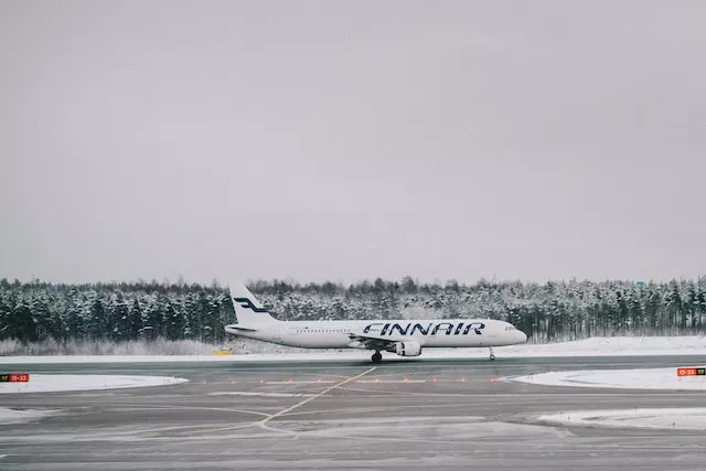 Ein Flugzeug mit dem Schriftzug "finnair" auf einem beschneiten Rollfeld