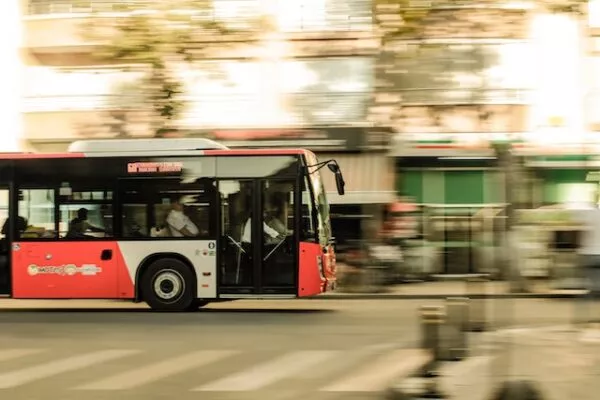 Ein rot-weißer, fahrender Bus