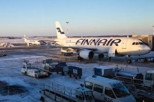 Ein Flugzeug von Finnair steht am Boden in der Sonne