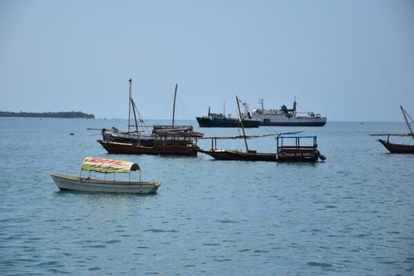 Boote auf dem Meer vor Sansibar