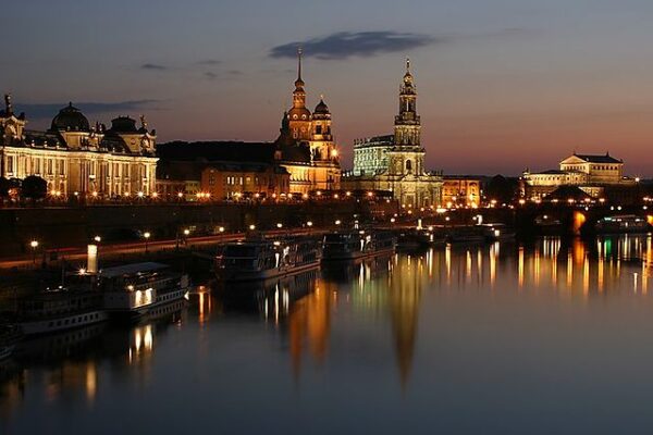 Dresdens Altstadt bei Nacht, die sich in der Elbe spiegelt