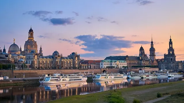 Blick zur Altstadt von Dresden mit vielen barocken Sehenswürdigkeiten, davor die Weiße Flotte auf der Elbe