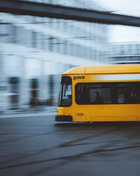 eine gelbe Tram fährt durch die Stadt